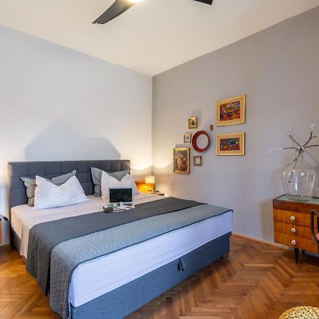 Apartment Lota With Heated Pool On Top Location Supetar Exterior foto