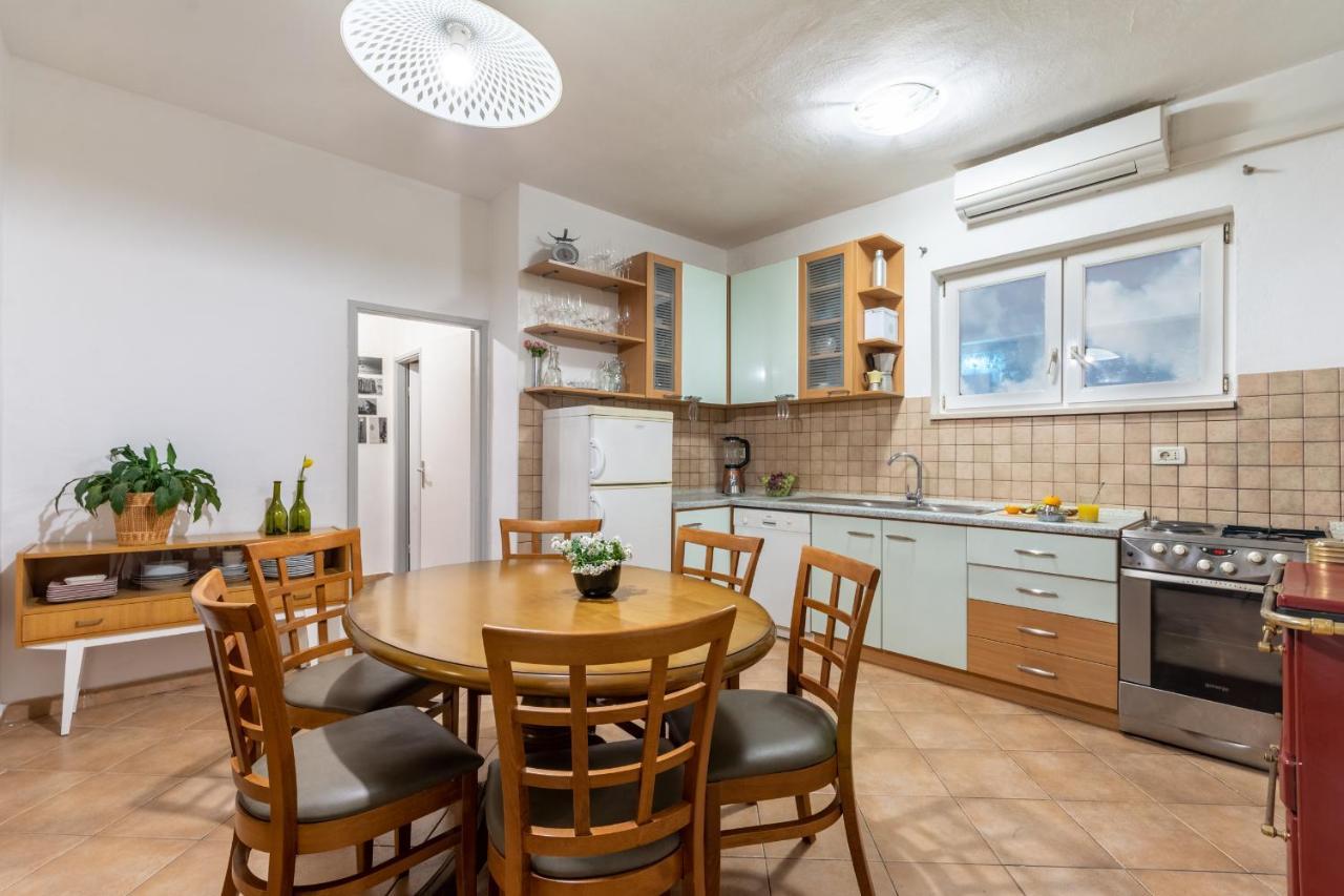 Apartment Lota With Heated Pool On Top Location Supetar Exterior foto